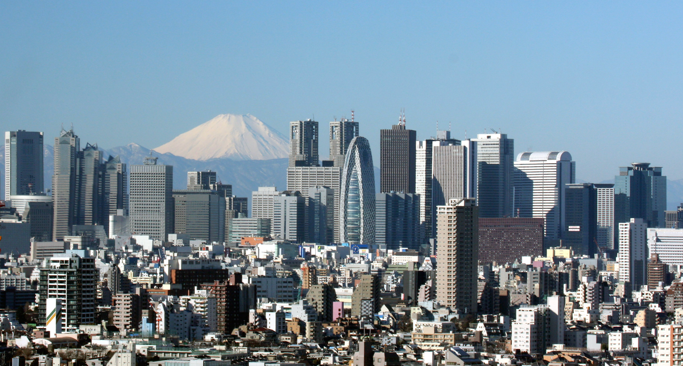 东京城市天际线与远处的富士山